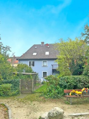 Charmantes Stadthaus in Regensburg mit viel Potential, 93051 Regensburg, Reihenmittelhaus